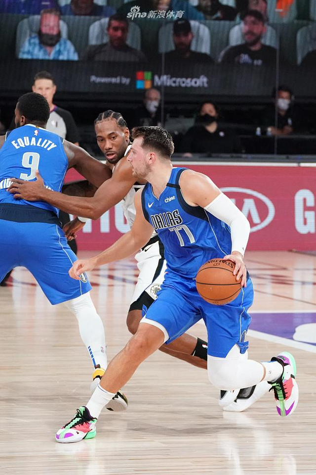 他的一举一 他的一举一